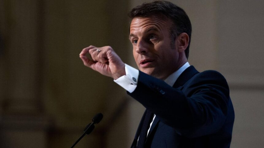 emmanuel macron prabusire istorica presedintele frantei are cel mai mic procent de cand e la putere doar doi din zece francezi il mai sustin 68dc1d4ada081