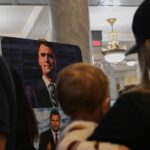 fbi ancheta in cazul asasinarii influencerul charlie kirk avanseaza arma crimei a fost recuperata suspectul este inca in libertate video 68c2d76940244