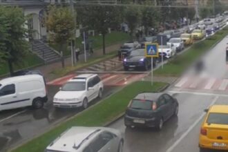 femeie de 70 de ani lovita violent pe trecerea de pietoni in fata unei scoli 68cc07ca36e75