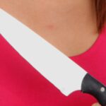 femeie imobilizata de jandarmi dupa ce a amenintat trecatorii cu un cutit in fata autogarii din bacau scene socante 68bac0971567d