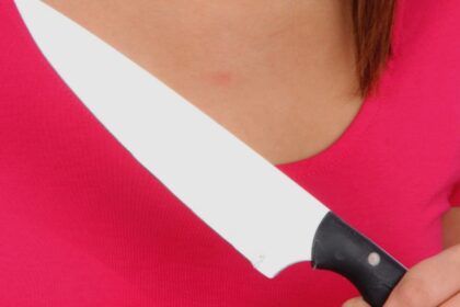 femeie imobilizata de jandarmi dupa ce a amenintat trecatorii cu un cutit in fata autogarii din bacau scene socante 68bac0971567d