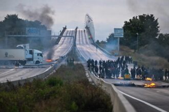 franta fierbe macron e presat sa demisioneze sindicatele scot astazi oamenii in strada 68c116e195555