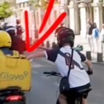 furt inedit in centrul capitalei un adolescent pe bicicleta a furat mancarea din geanta unui livrator aflat pe scuter 68d1ae341d5d0