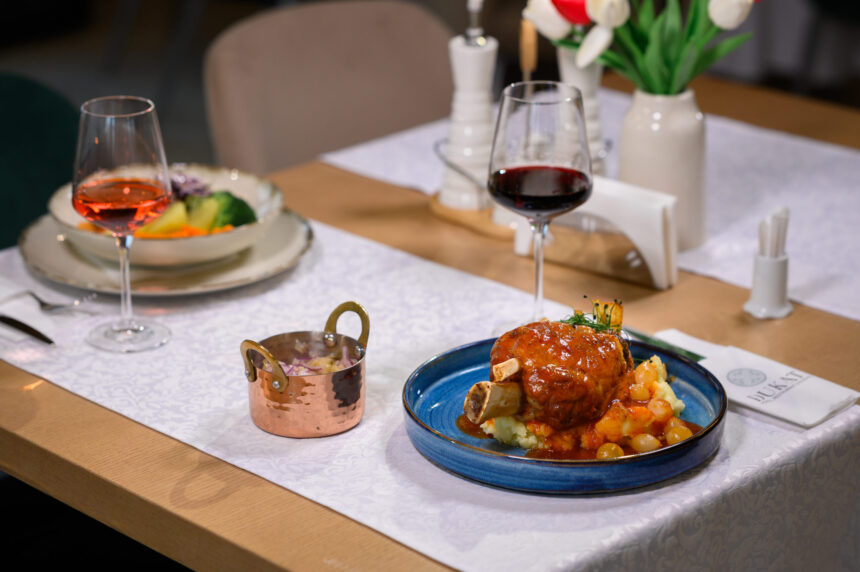 hotel dukat gura humorului propune un pachet special de ziua nationala 68d6545c033bb