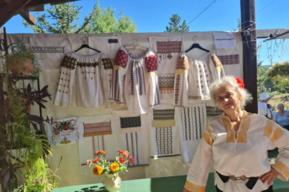 ia camasa care poarta poveste in expozitie la barnova 68bc9766ee5ea