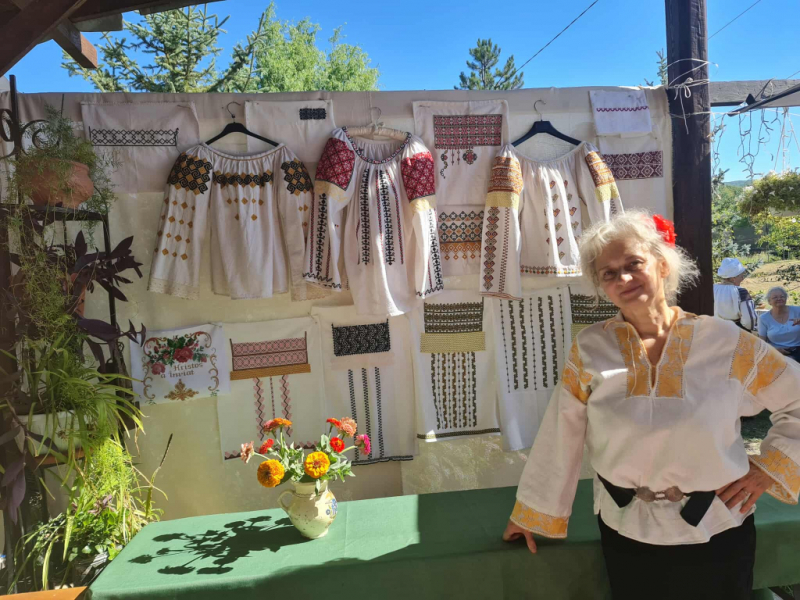 ia camasa care poarta poveste in expozitie la barnova 68bc9766ee5ea