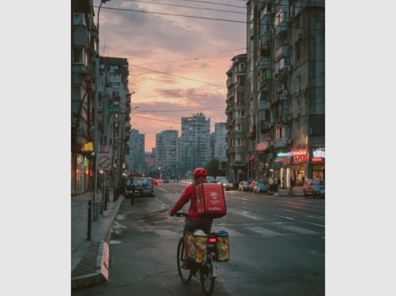 iasul vazut din goana curierilor de mancare o radiografie a orasului printre claxoane aplicatii si supravietuire 68b82f423d2d4