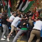 inca un incident in turul spaniei manifestanti pro palestinieni au blocat concurentii pe munte 68bb0dc5730b2