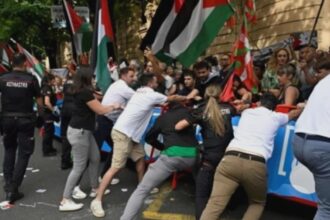inca un incident in turul spaniei manifestanti pro palestinieni au blocat concurentii pe munte 68bb0dc5730b2