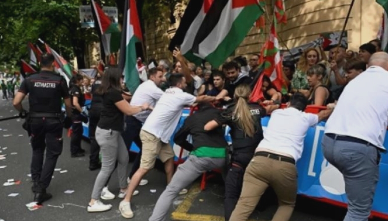 inca un incident in turul spaniei manifestanti pro palestinieni au blocat concurentii pe munte 68bb0dc5730b2