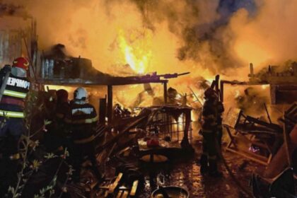 incendiu de proportii intr o locuinta din judetul botosani flacarile ameninta alte doua case 68b66eb19c5c4