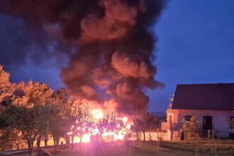 incendiu puternic in judetul suceava pompierii au intervenit cu mai multe autospeciale 68d447e59f56f
