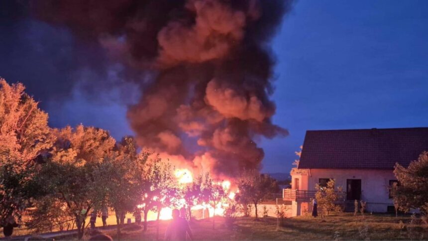 incendiu puternic in judetul suceava pompierii au intervenit cu mai multe autospeciale 68d447e59f56f