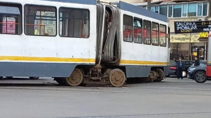 incident socant in bucuresti un tramvai a deraiat si s a produs un incendiu dupa ce o trotineta electrica ar fi fost aruncata intentionat pe sine video 68bfe04984a9e