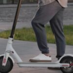 inconstienta sau premeditare femeie surprinsa in timp ce taia franele unei trotinete electrice video 68baf62a29e96