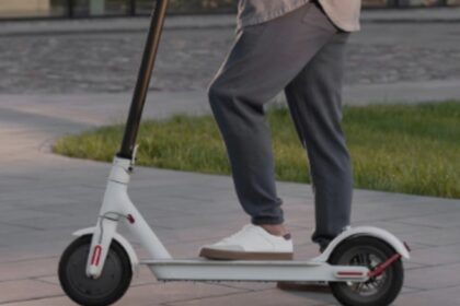 inconstienta sau premeditare femeie surprinsa in timp ce taia franele unei trotinete electrice video 68baf62a29e96