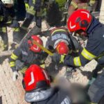 interventie contracronometru a pompierilor din campina doi oameni au fost prinsi sub un zid care s a prabusit foto video 68cbcc5b92294