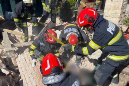 interventie contracronometru a pompierilor din campina doi oameni au fost prinsi sub un zid care s a prabusit foto video 68cbcc5b92294