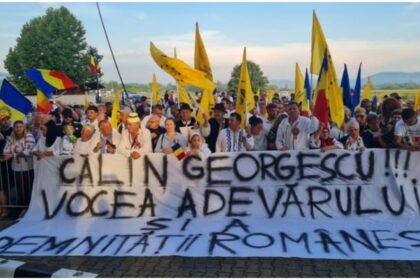 liderul suveranistilor alaturi de patriotii adunati la tebea mobilizare masiva pentru sustinerea lui calin georgescu 68bd2ff421454