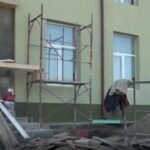 mii de elevi inca merg la scoli cu toaletele in curte situatie revoltatoare in romania anului 2025 68c7e5b4e0117