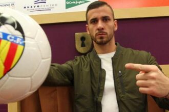 nu are sens sa traiesc o noua experienta fara ei un fost portar al echipei valencia se retrage din activitate pentru a sta alaturi de fetita sa bolnava 68c01c0b8f936