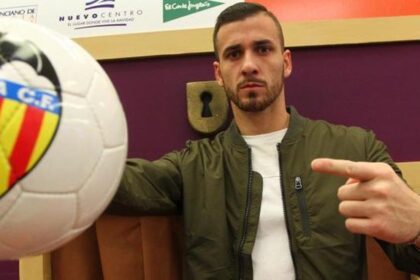 nu are sens sa traiesc o noua experienta fara ei un fost portar al echipei valencia se retrage din activitate pentru a sta alaturi de fetita sa bolnava 68c01c0b8f936