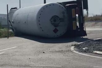 o cisterna care transporta gaz metan s a rasturnat in apropierea localitatii vasluiene simila sunt scurgeri de incarcatura 68b6fd57e8ef2