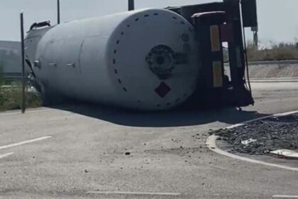 o cisterna care transporta gaz metan s a rasturnat in apropierea localitatii vasluiene simila sunt scurgeri de incarcatura 68b6fd57e8ef2