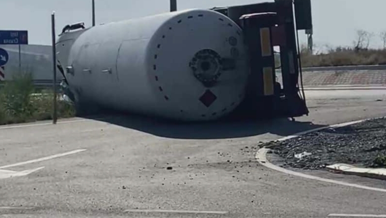 o cisterna care transporta gaz metan s a rasturnat in apropierea localitatii vasluiene simila sunt scurgeri de incarcatura 68b6fd57e8ef2