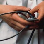 o doctorita din timis a fost retinuta dupa ce a luat mita de la zeci de pacienti pentru ce primea spagi in lei si in euro 68b8cd4505384