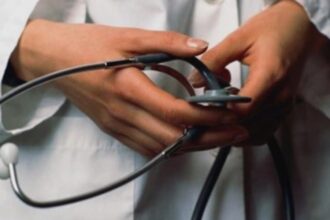 o doctorita din timis a fost retinuta dupa ce a luat mita de la zeci de pacienti pentru ce primea spagi in lei si in euro 68b8cd4505384