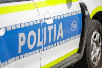 o femeie a ajuns la spital dupa ce a fost lovita de un autoturism care a intrat pe trotuar 68cf959e5d320