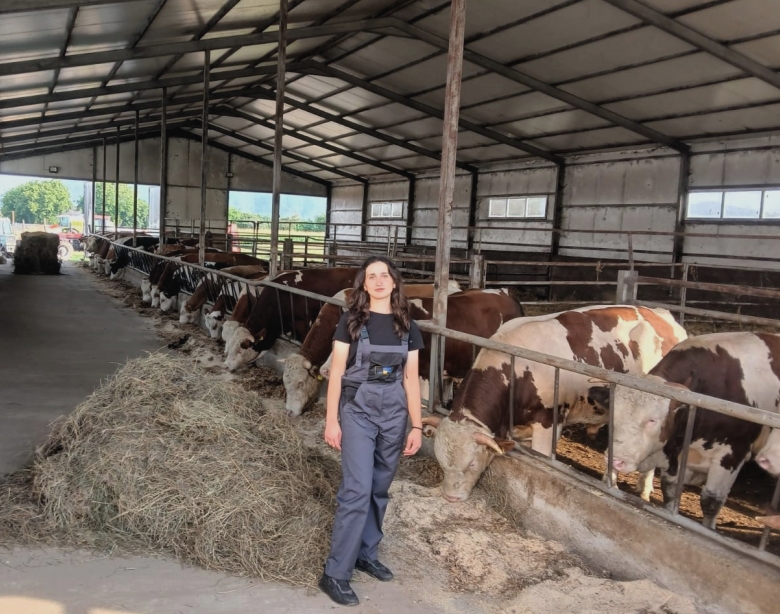 o tanara de 19 ani din targu neamt fermiera si studenta la facultatea de medicina veterinara din iasi 68b6f0ea54ea5