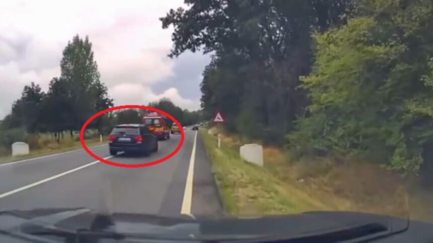 pericol pe soselele din bihor soferi filmati circuland periculos in spatele unei ambulante a fost sesizata politia video 68c12dae27628