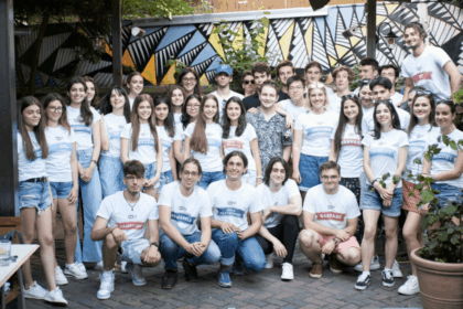 peste 423 de elevi romani au fost acceptati in 2025 la universitati de top din lume harvard columbia lse bocconi epfl printre destinatii 68d0d5b42e04a