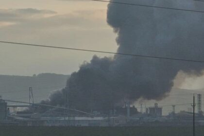 plan rosu de interventie activat in urma unei explozii urmate de incendiu la o fabrica de lemn din sebes 4 persoane ranite video 68b53843c0dd9