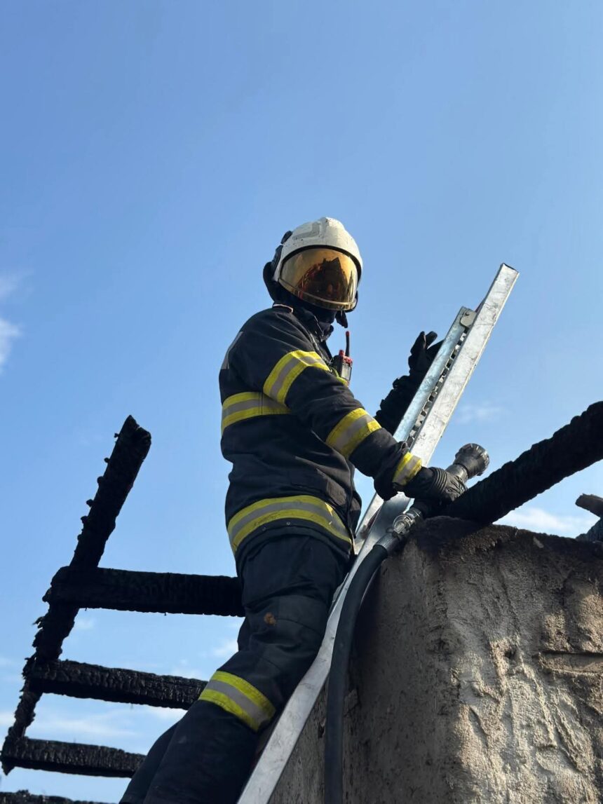 pompierii ieseni din nou la datorie incendiu intr o gospodarie din dobrovat 68c5a260d3819