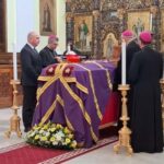 premierul ilie bolojan la blaj pentru a aduce un omagiu cardinalului lucian muresan presedintele nicusor dan va participa doar la funeralii 68d7ea0410230