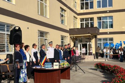 prima zi de scoala la iasi intre festivitati pline de trairi si sindicalisti care au protestat in capitala 68bf73df1db50
