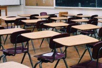 prima zi de scoala sub semnul incertitudinii si protestelor parintii fac doua constatari e tristete mare ca incepe iar scoala iar florile mai scumpe ca oricand 68be6ef3d77ff