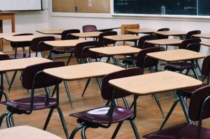 prima zi de scoala sub semnul incertitudinii si protestelor parintii fac doua constatari e tristete mare ca incepe iar scoala iar florile mai scumpe ca oricand 68be6ef3d77ff