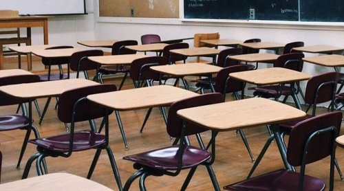 prima zi de scoala sub semnul incertitudinii si protestelor parintii fac doua constatari e tristete mare ca incepe iar scoala iar florile mai scumpe ca oricand 68be6ef3d77ff