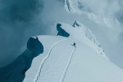 primul om care a coborat pe schiuri de pe everest fara oxigen suplimentar 68d58f43cb44b