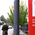 profesoara de muzica atacata cu cutitul intr o clasa agresorul un elev de 14 ani in stare grava dupa ce s a ranit singur 68d40cea16385