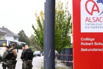 profesoara de muzica atacata cu cutitul intr o clasa agresorul un elev de 14 ani in stare grava dupa ce s a ranit singur 68d40cea16385