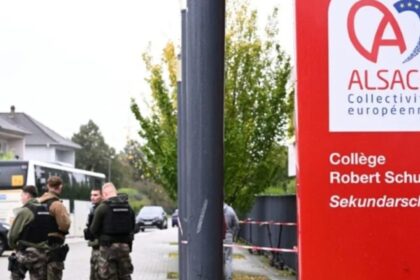 profesoara de muzica atacata cu cutitul intr o clasa agresorul un elev de 14 ani in stare grava dupa ce s a ranit singur 68d40cea16385