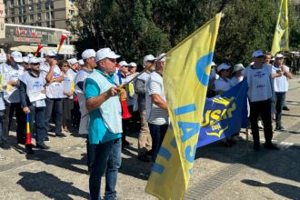 protest in piata unirii din iasi circa 100 de angajati din invatamant au iesit in strada impotriva masurilor din educatie 68c98aa6c6c9d