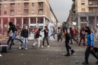 protestatarii pro palestina au devastat orasul modei magazine sparte de multimea furioasa 68d43e5e60aa4