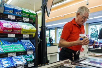 reformele lui bolojan si david incep sa dea roade cadre didactice disponibilizate au ajuns sa si caute de lucru in magazine de cartier 68cbbdf406fc8