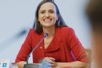 rezista de la externe se lauda pe facebook cu anchetele facute diplomatia romaniei pe ultimul loc in agenda oanei toiu 68bb01b8d0839